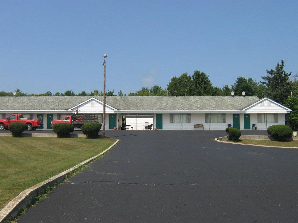 Chapel Hill Motel Brevort Exterior foto